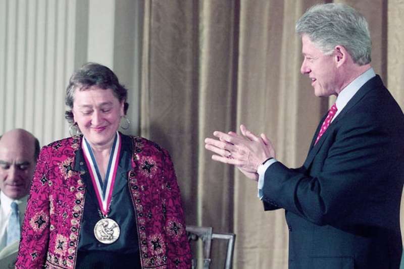 Margulis recibe el Premio Nacional de Ciencias de manos del presidente Bill Clinton en 1999 