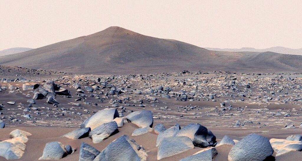 El rover Perseverance Mars de la NASA tomó esta vista de una colina en el cráter Jezero de Marte llamada "Santa Cruz"